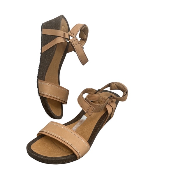 One wear Tan Teva Sandals with the perfect heel size 9.5 - Picture 1 of 7